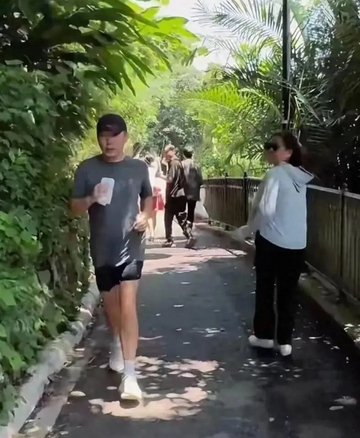 63岁梁朝伟晨跑被偶遇朴素着装状态佳