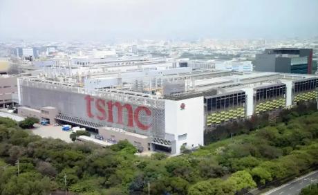 台积电被硬控在了中美两国的A4纸上。一边，美国吊销了它的对华出口许可；另一边，中