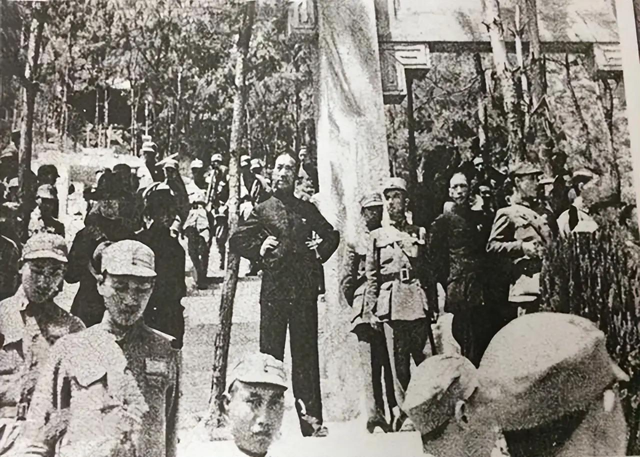 1938年6月，军统闽北站站长张超在福建被处决后，军统特务头子立即到蒋介石面前哭