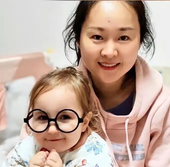 当“混血特征”明显的女儿降临，全家人的反应不是喜悦，而是面面相觑的困惑。夫妻俩明