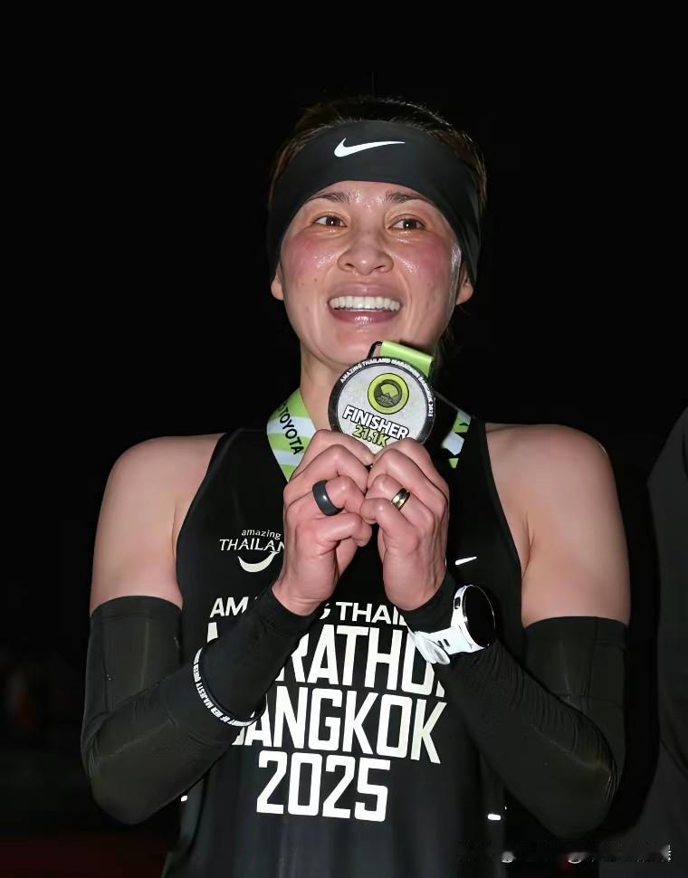 苏提达王后素颜怼脸拍，原来这才是她的真实状态！这张照片是11月29日，苏提达王