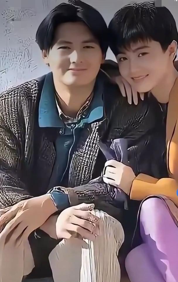 当年，最爱的两位港台演员。看模样就能迷倒众人。31岁的周润发，笑起来最迷人，薄薄