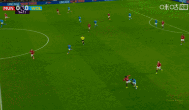 曼联球迷别自欺了，昨晚老特拉福德上半场被狼队摁着打，齐尔克泽先闪一枪，万比萨卡送