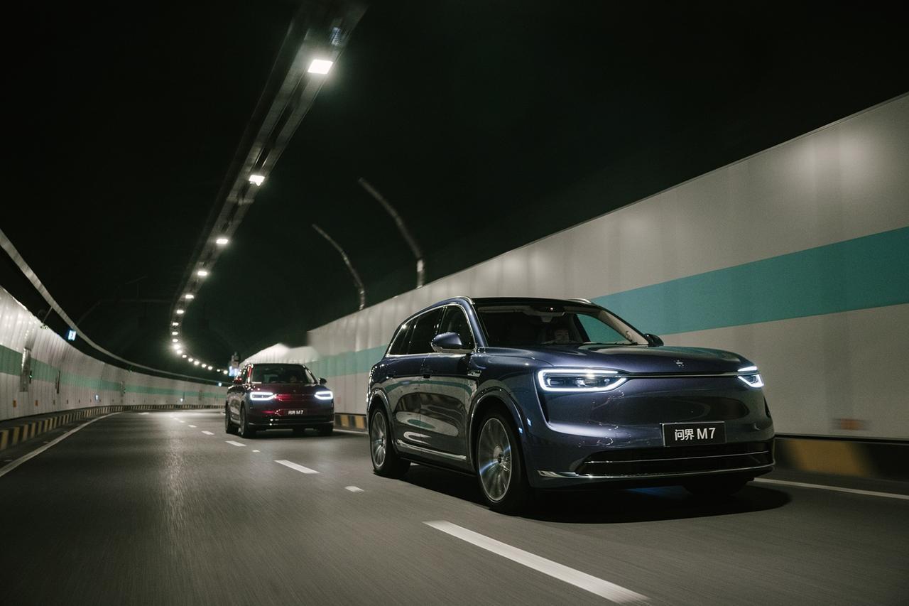 一窝蜂都在买全新问界M7，图啥？现在中大型SUV市场卷得不行，但能在上市之后短