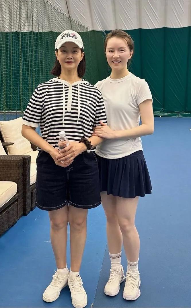 宋祖英拍照也站军姿，气质碾压肤白貌美的百褶裙美女！白衣服的女子有点柔柔弱弱的，是