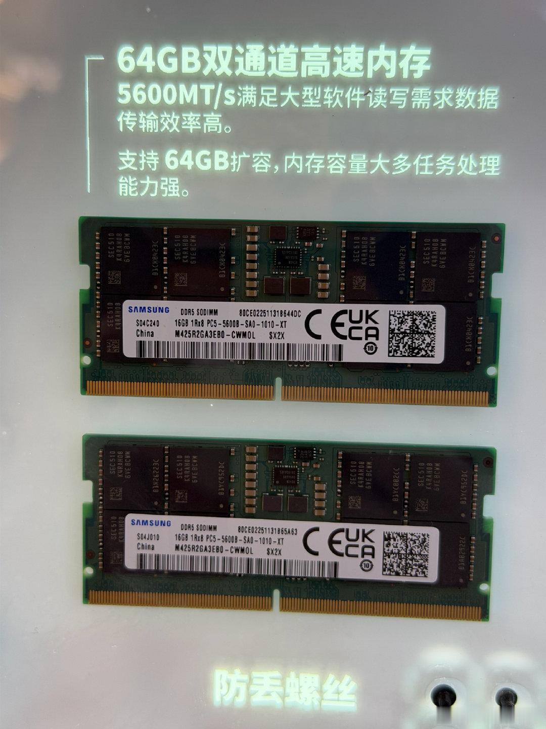 [笑着哭][笑着哭]ThinkPad店里挂着一个T14p拆机墙，店员应该还没反应过来墙上有俩金条​