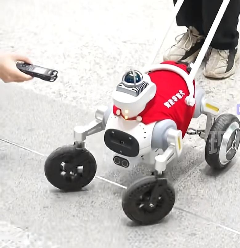 深圳地铁最近推出的这项举动太深，得民心了最近有一辆小小的机器人引起了很多人的注