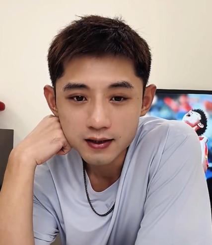 张继科是真不嫌事大！直播间有人问他心目中男乒最顶尖的选手，这哥们张嘴就是马龙、马