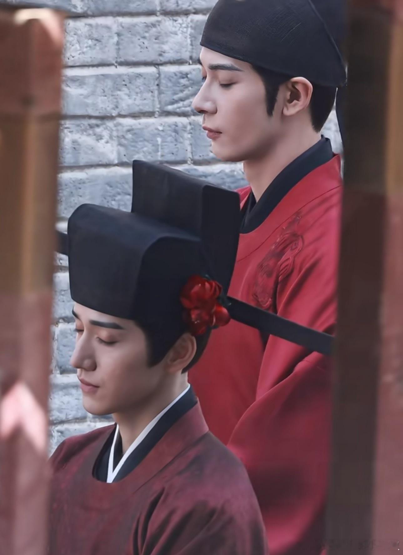 陈星旭、王弘毅生图路透，第一次看到男主男二同框，趁机就眯眼养神