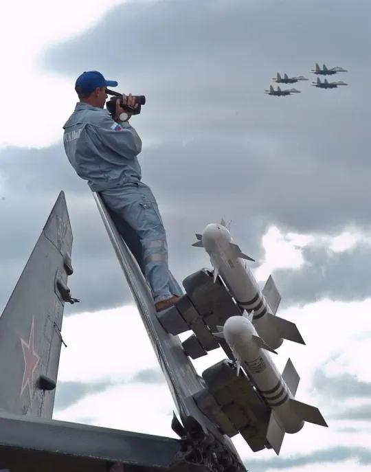 摄影师站在特殊的地方为勇士飞行表演队拍摄另一位摄影师拍下了这有趣的一幕武器装