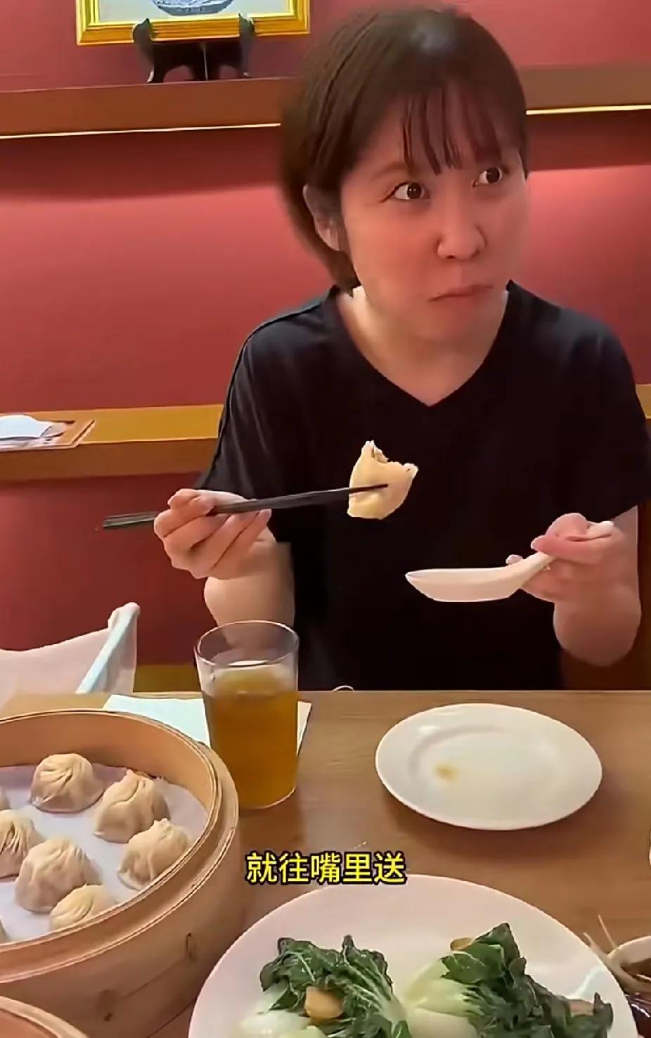 刷到平野美宇吃中国饺子的视频啦🥟这姑娘酷爱中餐，吃到饺子时那叫一个欢喜，一口