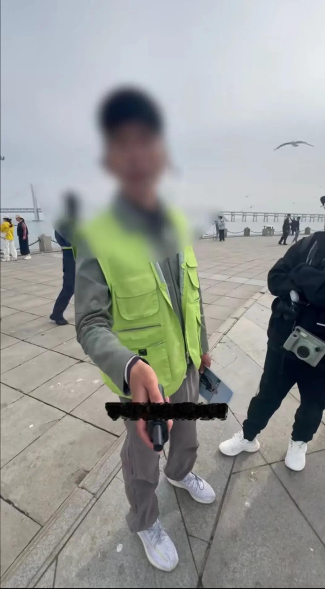 大连文旅出来走两步。一些摄影爱好者想给游客拍照赚取小费，一群绿马甲出来阻拦，说