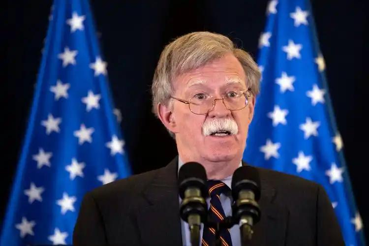 正义之锤开始落下了！联邦调查局特工今天早上突袭了前白宫国安顾问博尔顿的家，并