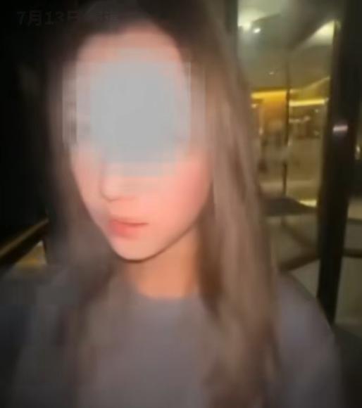 李欣莳这下哭麻了！出轨一名外国电竞选手，被大学开除学籍。最令人难以置信的是，