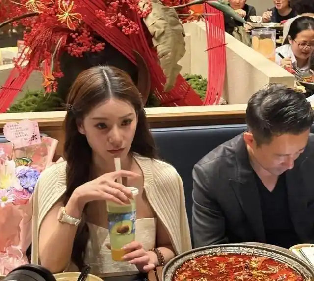 汪小菲为马筱梅办生日趴，她穿吊带低胸裙他喝到脸通红，网友：当初不看好这对的，现在脸疼不​
