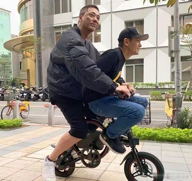 林志颖看着好小只！第一眼还以为是生成的😂苏见信站旁边简直像个巨人，反差感绝了！​