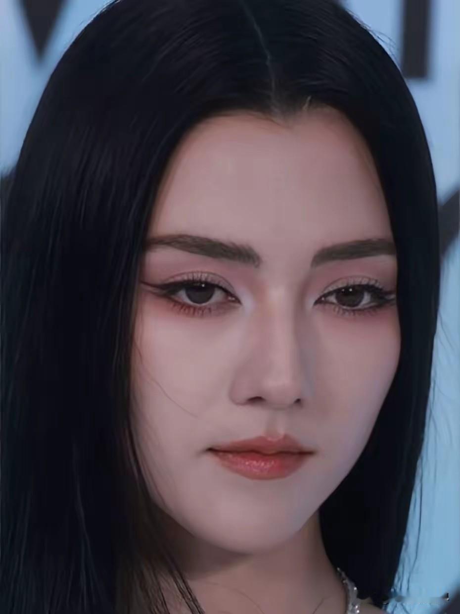 娜然的面相一看就属于红颜祸水的样子。霍家原本算得上根正苗红，一路走来也是顺风顺