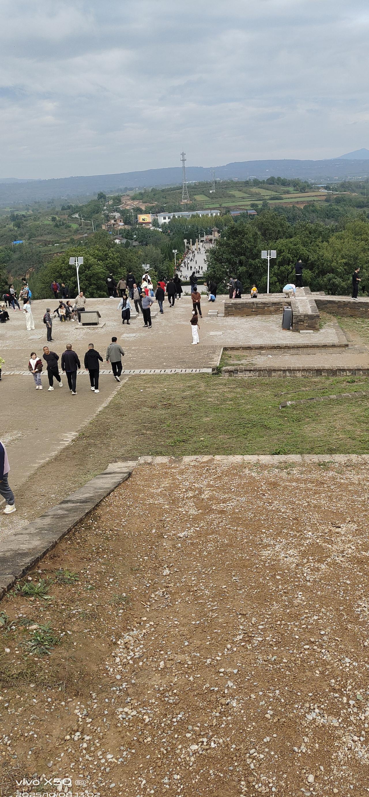横店片场凌晨四点，黄杨钿甜扎着马尾穿着卫衣，对着监控器反复看自己最后一个补拍镜头