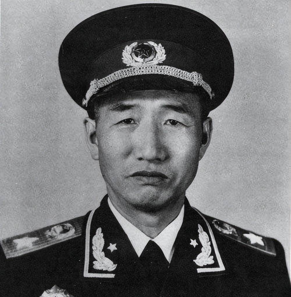 1931年，徐向前骑马经过一堆尸体旁，恰好看到一具正奋力扭动身体的“尸体”，当即