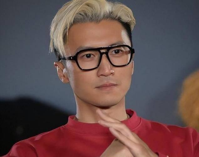 谢霆锋一顿午餐只有五只虾、两个小番茄，再配一小把西兰花，这就是他的一顿饭。鲁豫劝