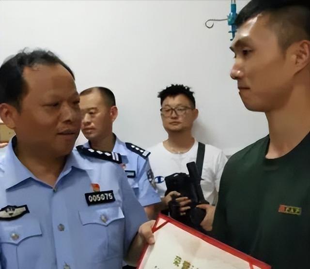 2019年，退伍军人尹文杰在抓小偷时，突然看到了小偷长相，他吃了一惊，赶紧松手，