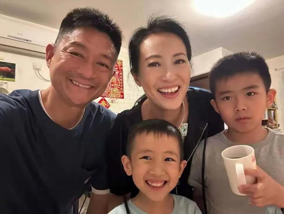 原来他们是夫妻！2个儿子真可爱男的是TVB金牌绿叶，很多电视剧都有他的身影，演