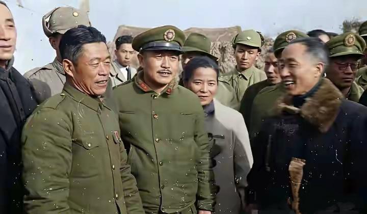 这是1948年冬，淮海战役陈官庄战场，邱清泉兵团救援黄百韬，对老蒋谎称取得潘塘大