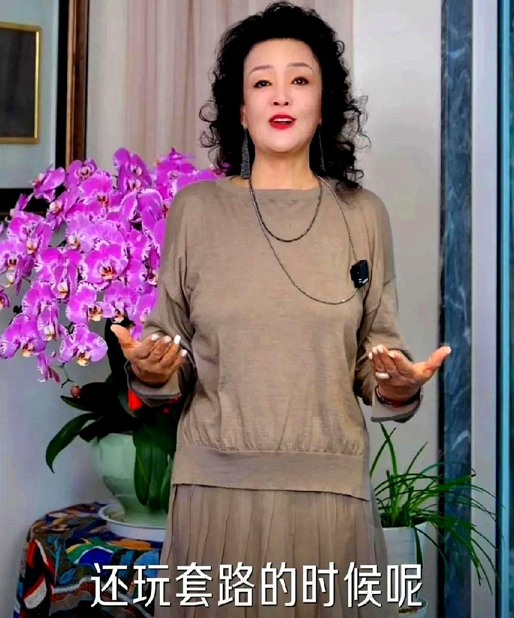 张兰真霸气，总是劲劲的！张兰已经回到了北京，打扮的精致漂亮，发视频说，只有傻