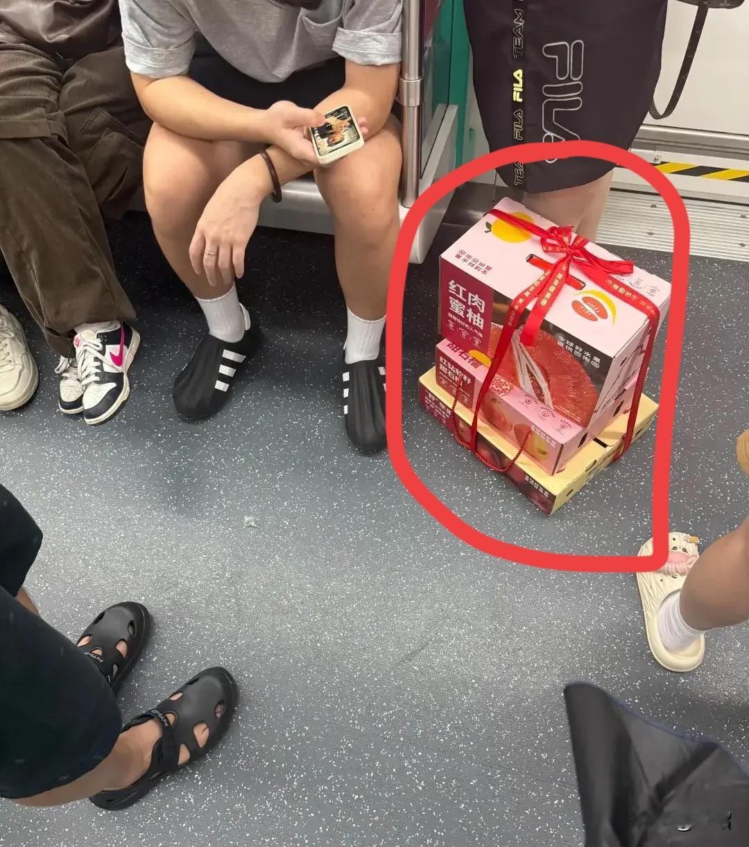 今天下班在地铁上看到的隐约感觉到：地铁上“无声的较量”开始了