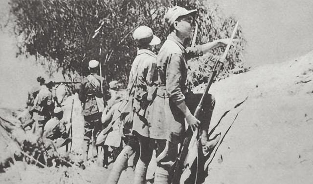 抗战时，新四军2营正要打日军伏击，一大嫂忽跪求营长：求求你们，放过这些日军。听到
