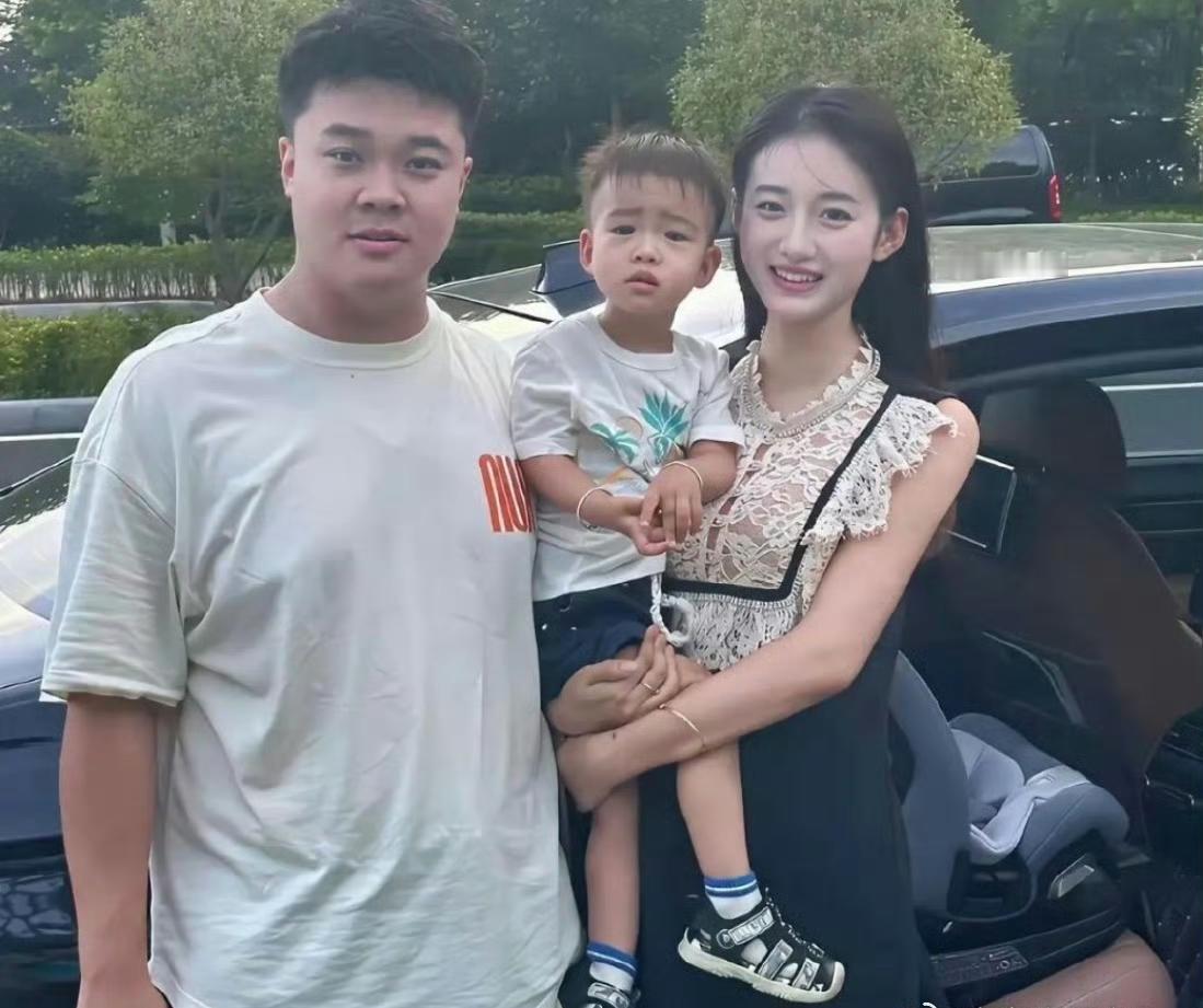 这么美的颜值妈，小孩还是随了爸！！！不都说男孩像妈妈吗？宝宝长像遗传谁果然丑的