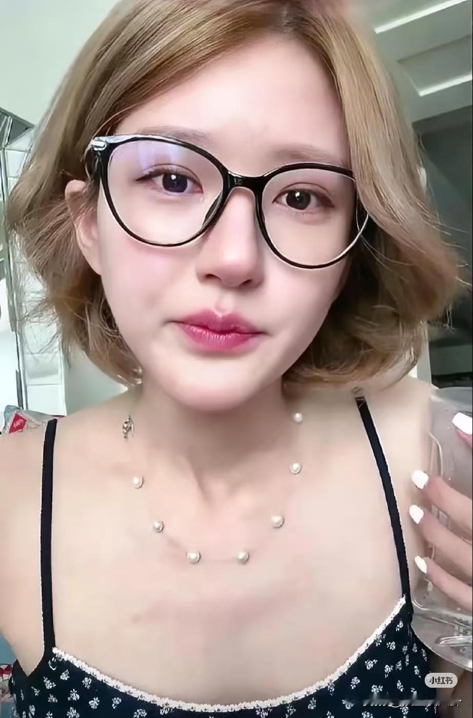 不出意外意外果然还是发生了赵露思原经纪公司破产了。算不算娱乐圈版的“裁员裁到