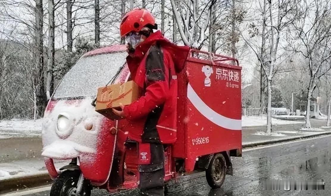 刚在楼下快递柜取件，碰见个快递小哥蹲在路边啃馒头。他手机响个不停，是客户催件的，