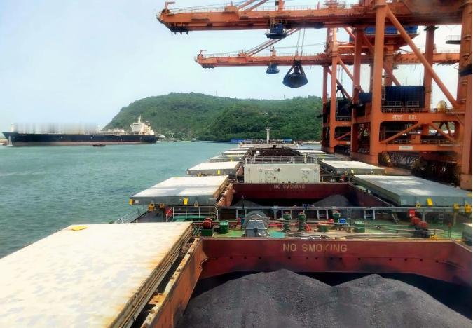 接下印度12.5亿大单，没签合同就开工。2026年1月，华东重机接到阿达尼集团的