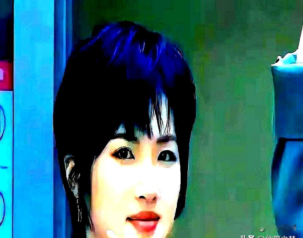 郭京飞那句"你这片酬不够我零头"刚摔在片场地上——姚安娜反手甩出200箱苹果砸碎