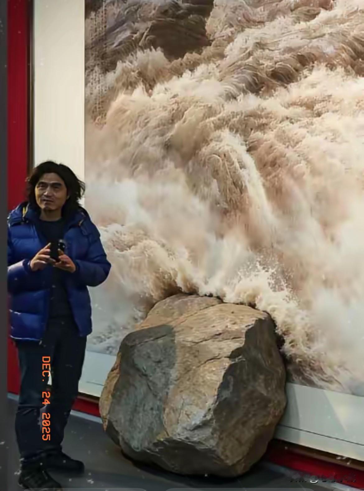 徐惠君花几个月打磨的作品，落款时被脚手架上的墨汁溅了左下角，本以为是2025