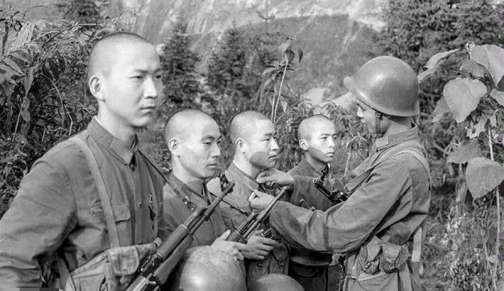 1985年，老山战役时期，某连尖刀班战士即将出征前，班长正在细心的为每一个战友整