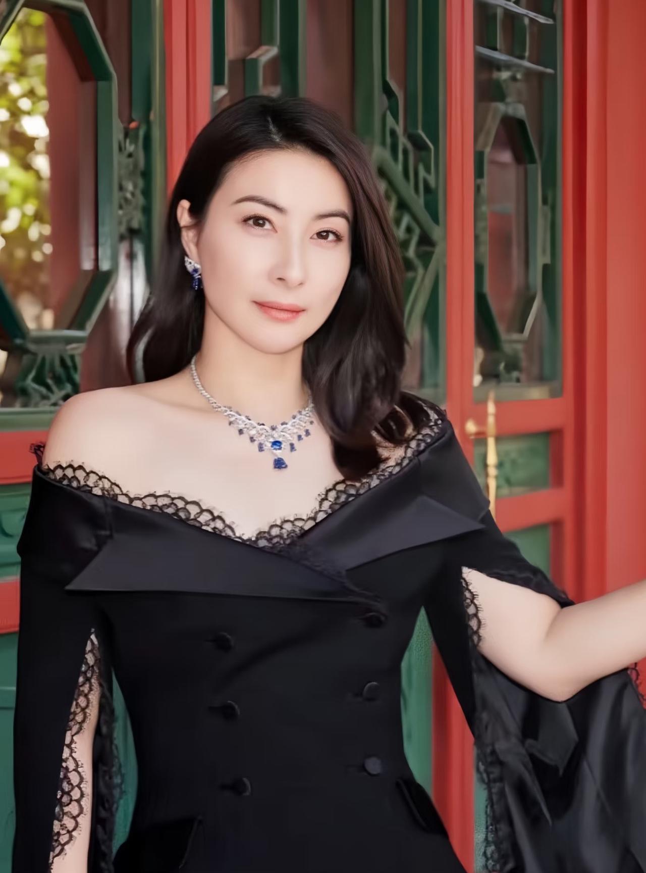 郭晶晶真是太惨了！她有什么错，参加个婚礼就要被骂缺德？真要说她有什么的话，那