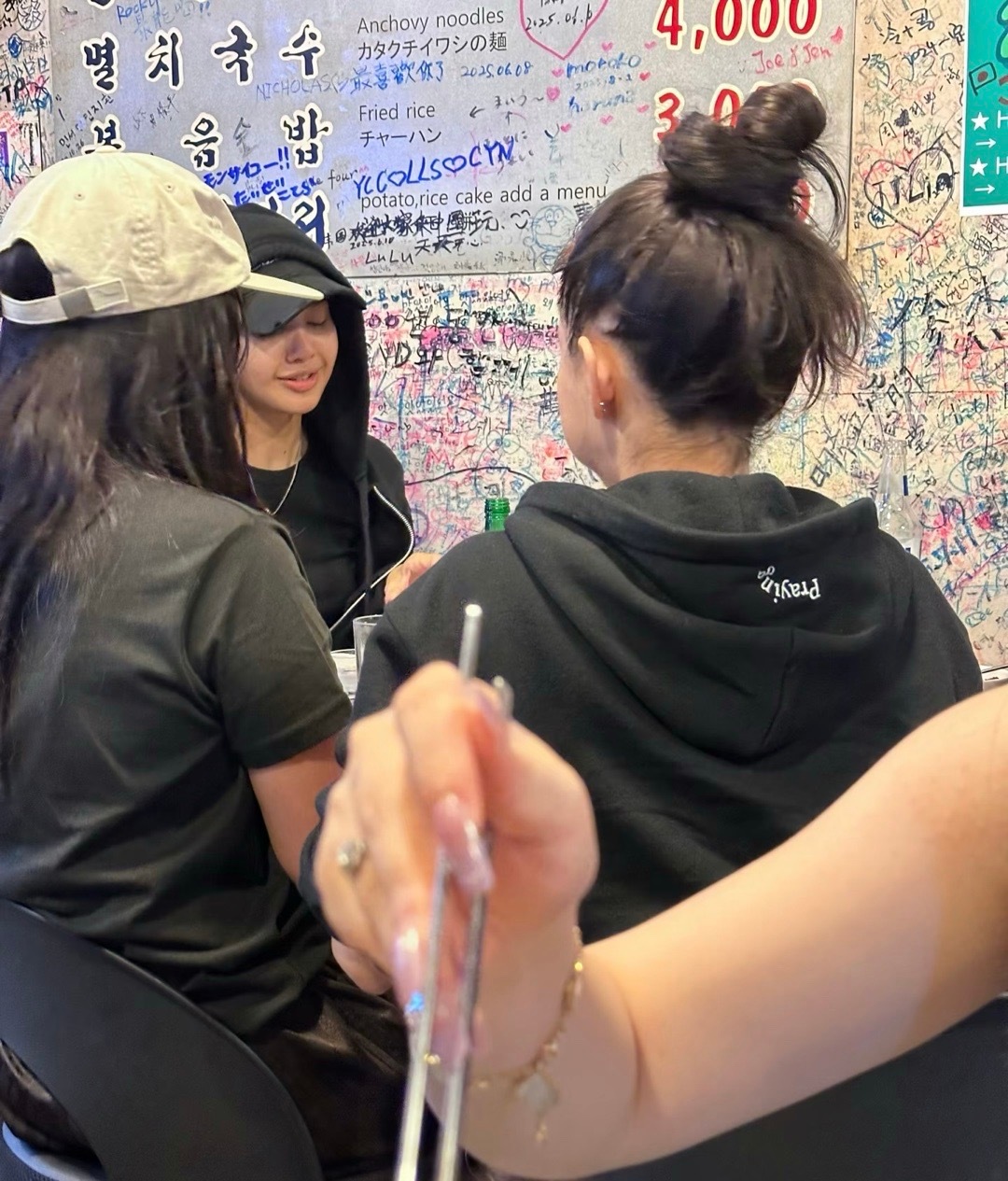 网友吃饭隔壁桌是lisa网友偶遇lisa坐在隔壁桌吃饭素颜好美​​​