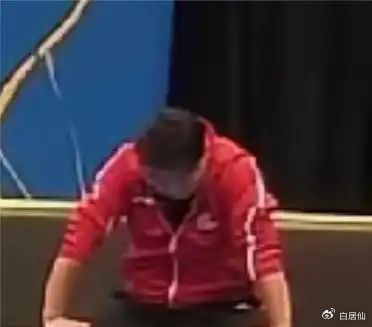 王皓这回不掐人中了，而是按住要跳起来的自己。男双比赛，林诗栋温瑞博对战卡尔松卡尔