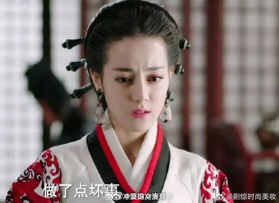 到现在还没看明白吗，她不适合古装[捂脸哭]凤九那时候年轻，现在异域化特明显就是不适