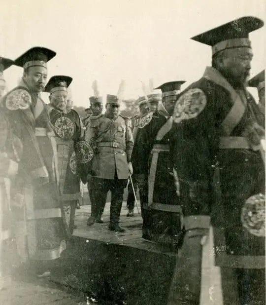 学校是否应该把校服换成汉服？是否应该全民汉服？---------------