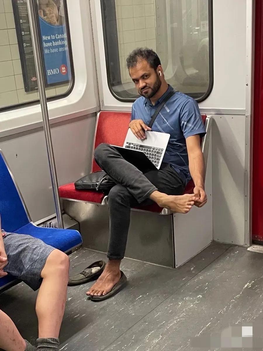 加拿大人很崩溃地发现很多印度人都爱抠脚，只要一坐下来就抠，不分场合。有人总结过，