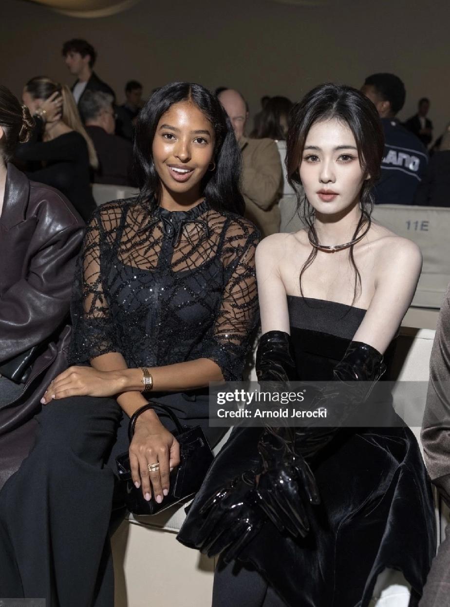 科比女儿和白鹿同框，两个美女各有特色啊，只是那个项圈真的有点一言难尽。[笑哭