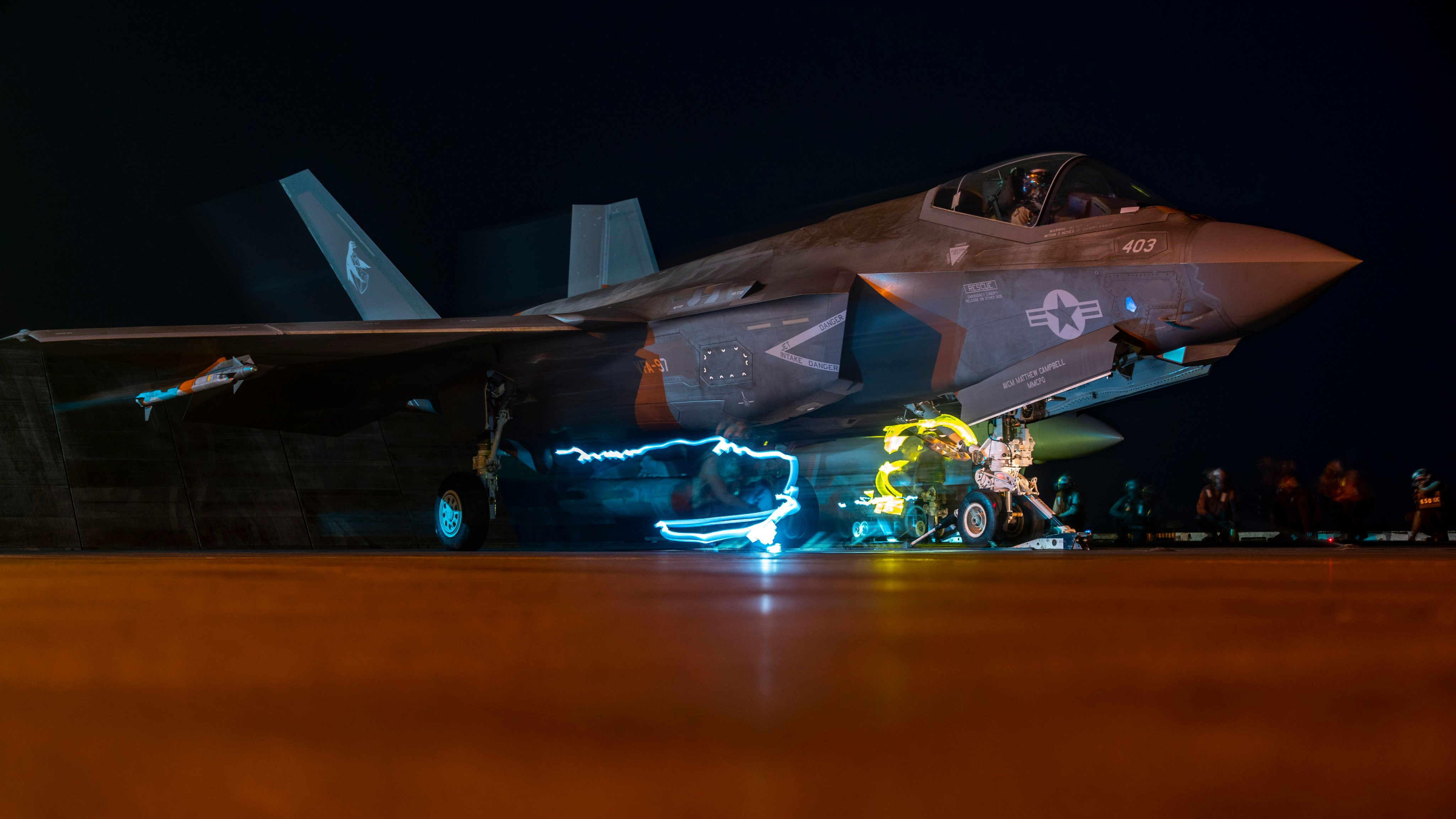 夜色下，等待出击的VFA-97中队旗下F-35C​​​