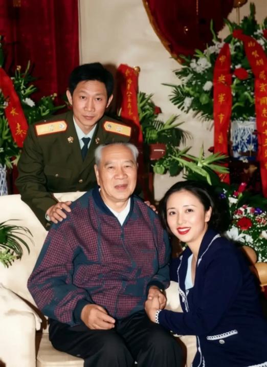 1999年，德高望重、战功赫赫的一代名将杨成武上将85寿辰的照片。儿子杨东明与妻