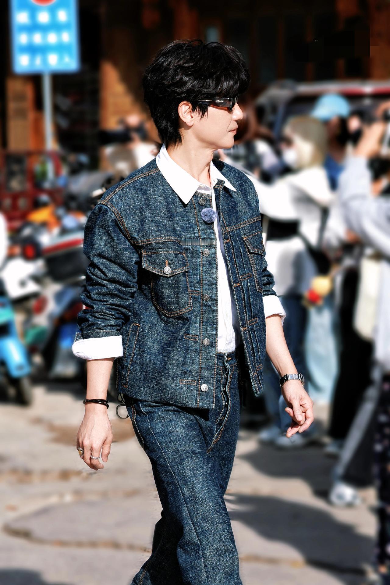 看着这些路透照片就知道这一季的《快乐老友记》肯定好看！丽江的天好蓝，兄弟们走在