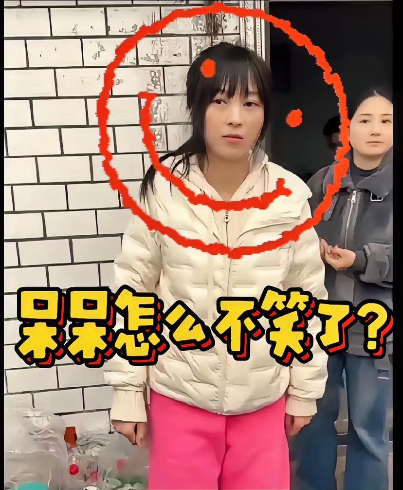 呆呆呆了，网友都在“嘲笑”她～[捂脸哭]呆呆不爱笑了，家里2头猪被吃完了还远不够