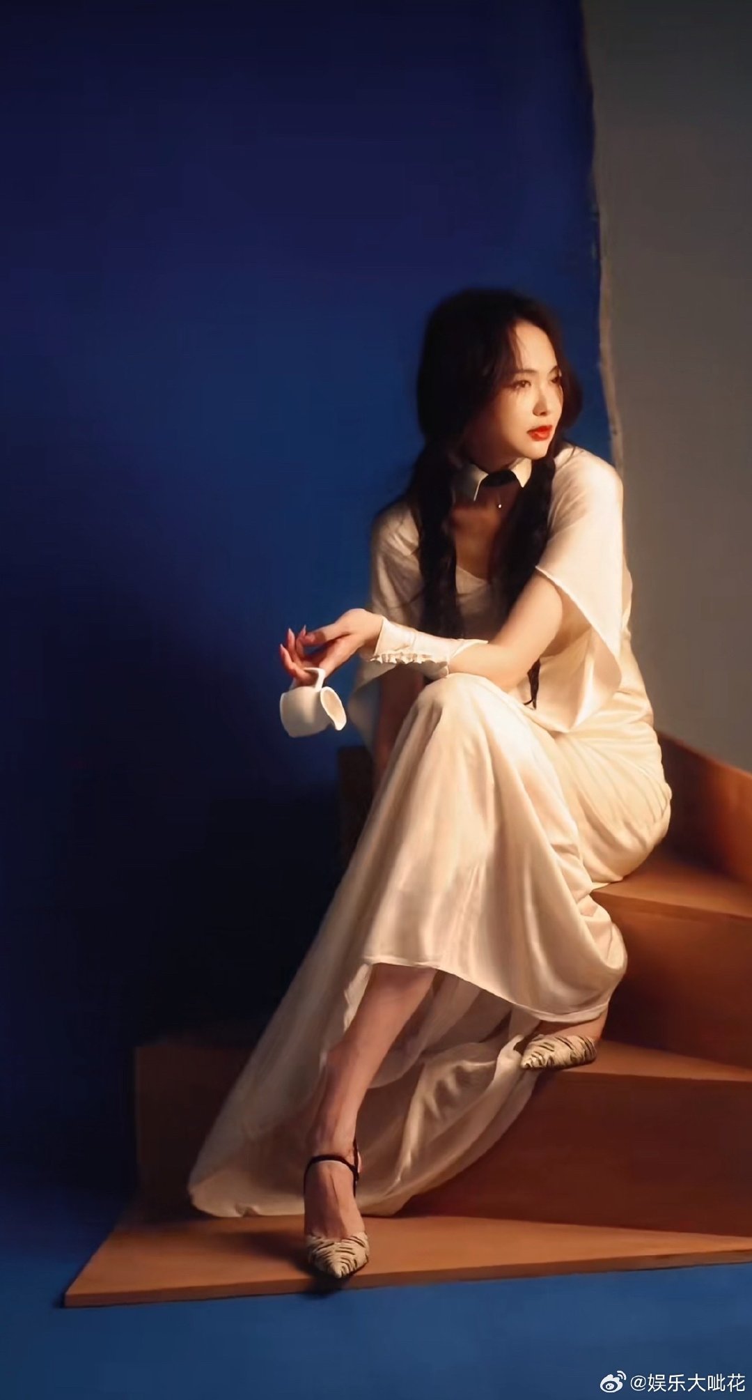 #唐嫣红玫瑰权杖##唐嫣慵懒双麻花辫#​​​唐嫣杂志造型释出，手持玫瑰权杖，妥妥女王～新的白色造型，