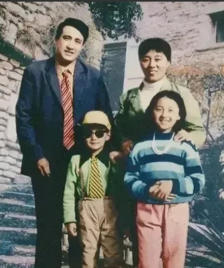 1985年，佟大为只有6岁，身为警察的父亲佟振军，在执行公务时，出了车祸成为植物
